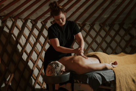 Klassische Rückenmassage in der Saunalandschaft im GochNess
