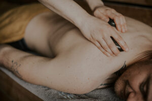 Anwendung: Hot Stone Massage in der Saunalandschaft im GochNess