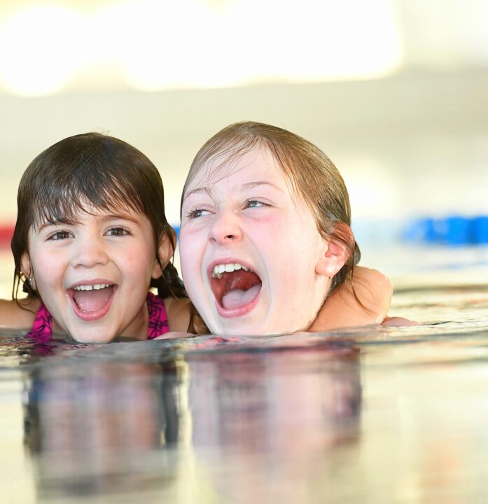 Schwimmen lernen braucht seine Zeit. Deshalb sollte man Kinder bereits früh mit dem Element Wasser vertraut machen.